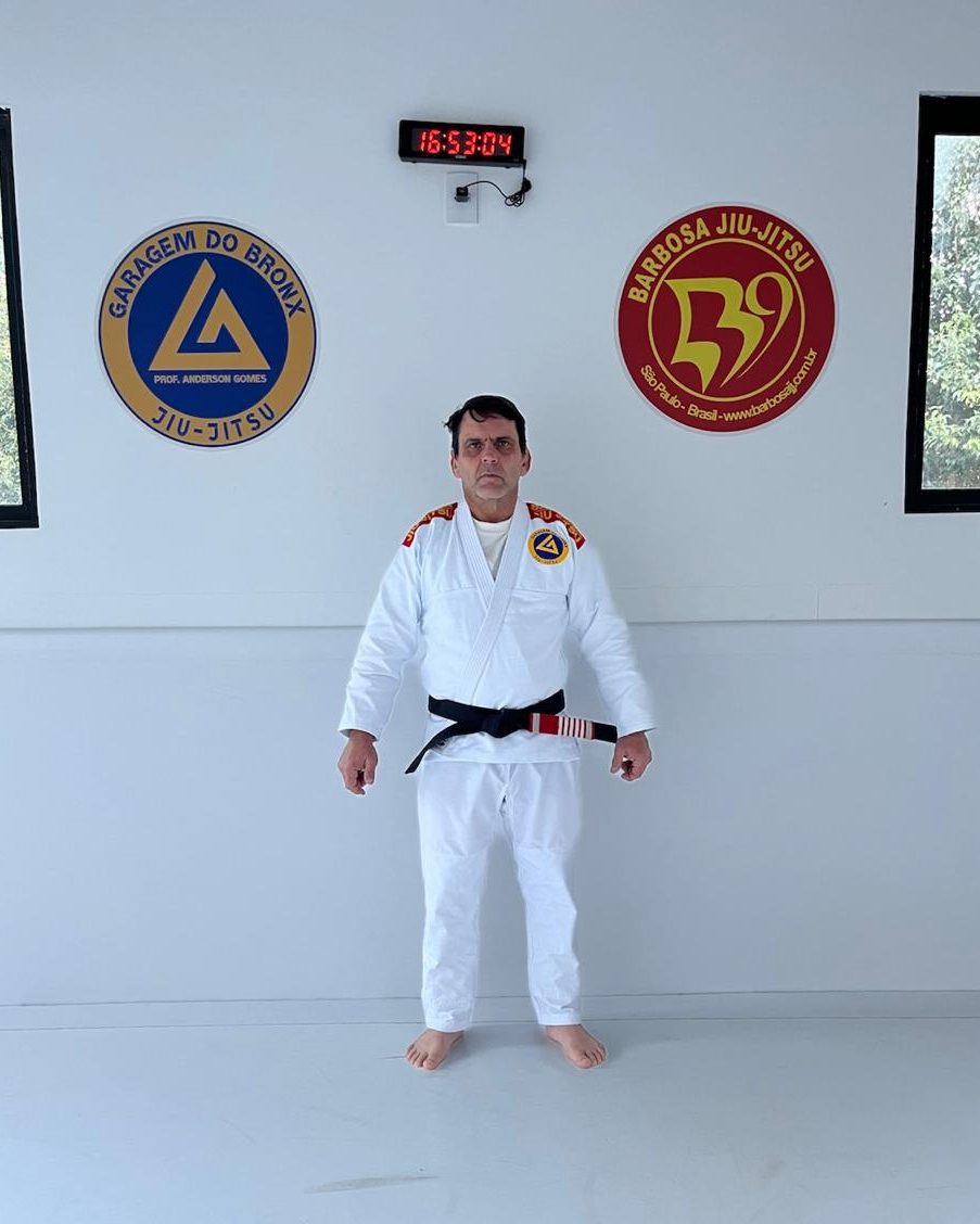 Sensei Anderson Gomes de kimono e faixa-preta no tatame do Garagem do Bronx